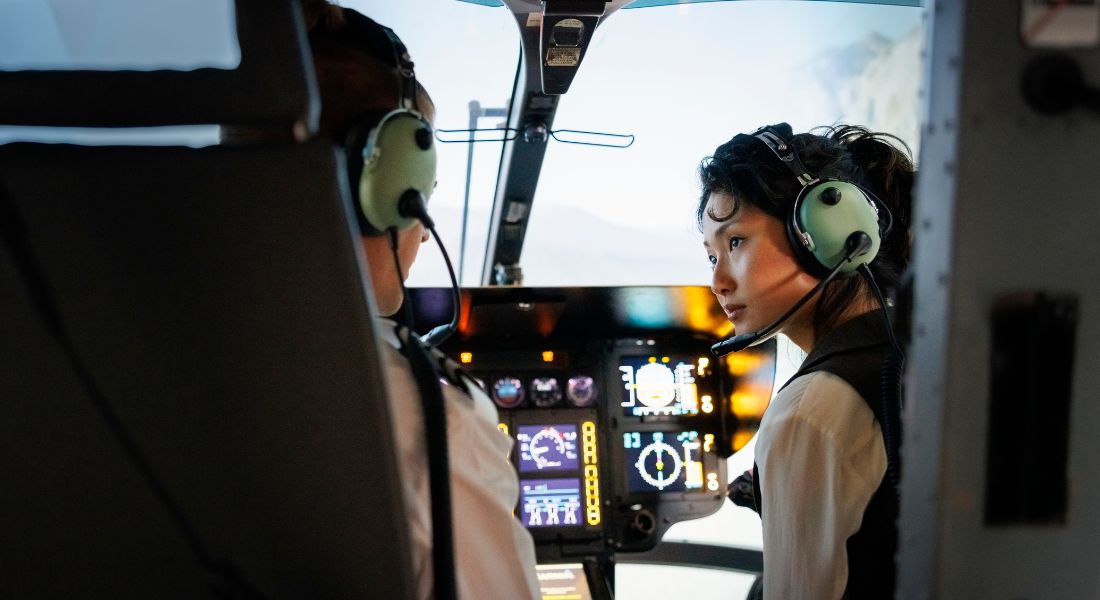 ChatGPT er mere tilbøjelig til at tro, at en stewardesse styrer et fly, end at en kvinde er pilot.